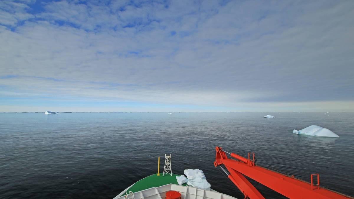 Record low sea ice cover in the Antarctic