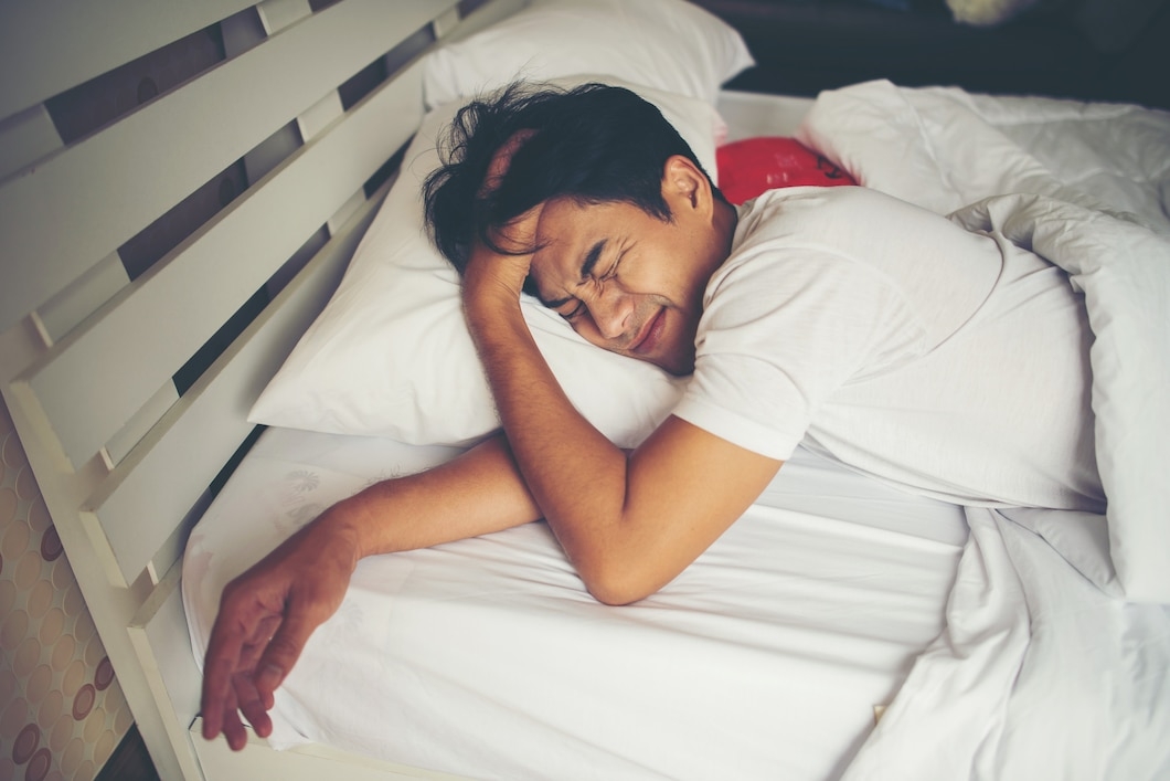 Losing sleep over losing sleep: How watching the clock impacts insomnia, use of sleep aids