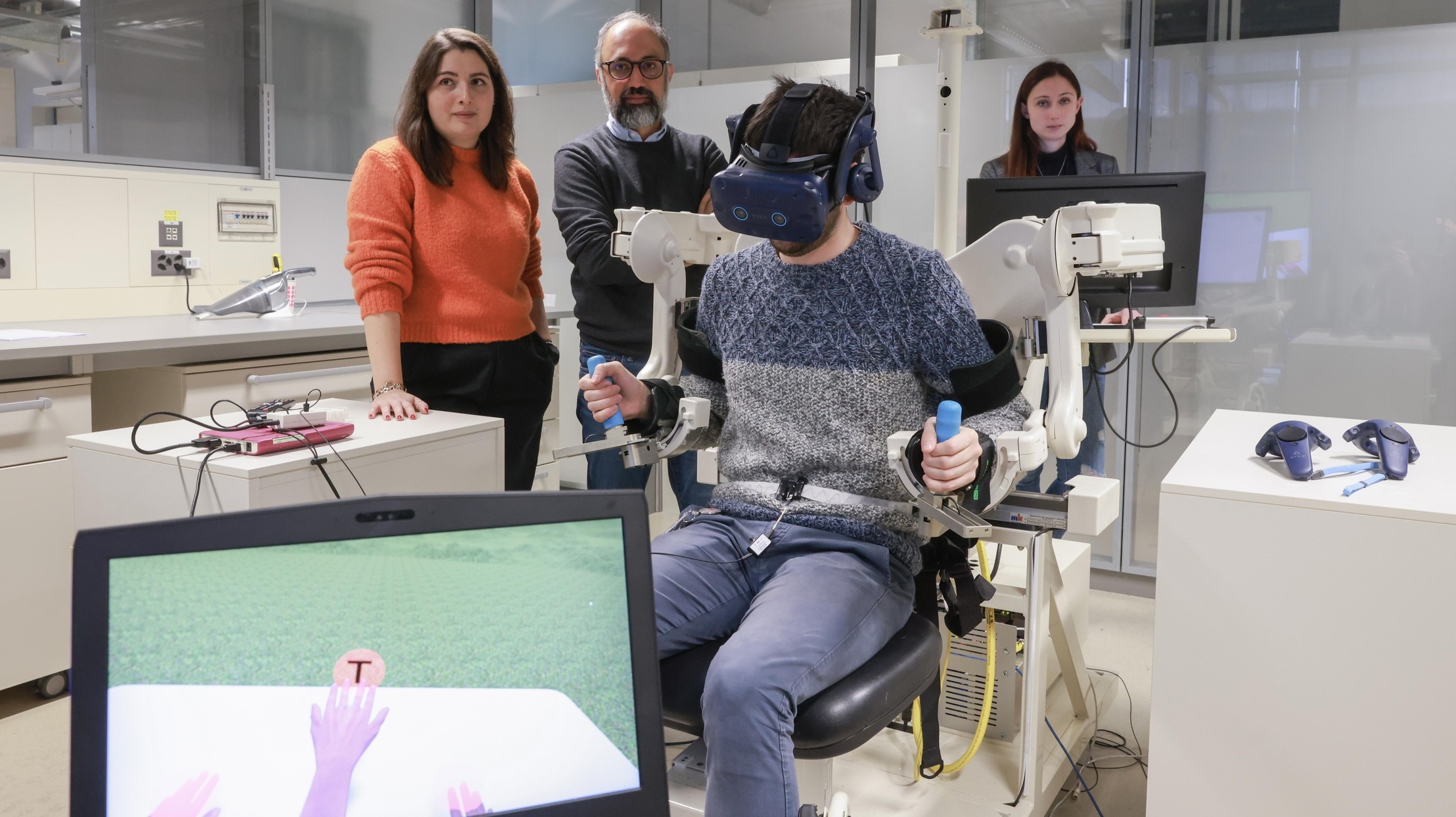 Cognitive strategies to augment the body with an extra robotic arm