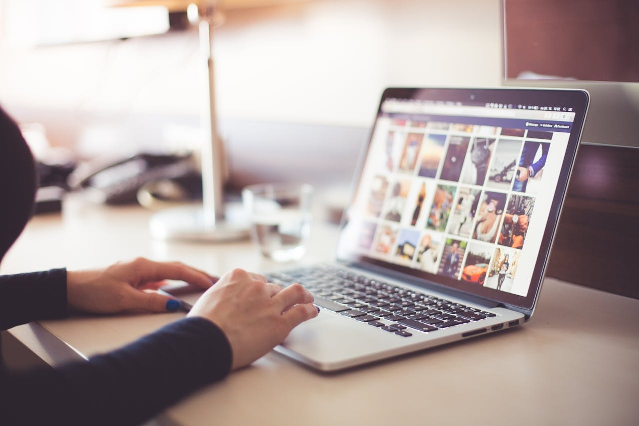Internet addiction affects the behaviour and development of adolescents