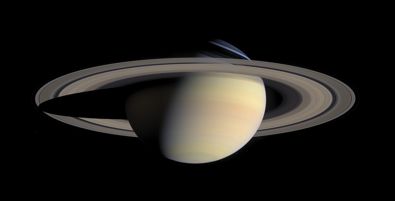Giant planet discovered orbiting tiny star