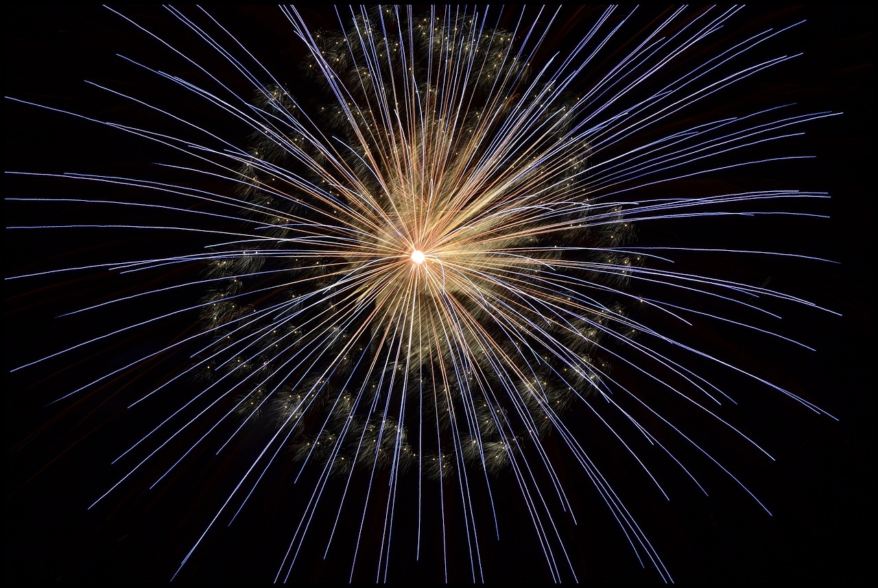 Origins of fast radio bursts come into focus through polarized light